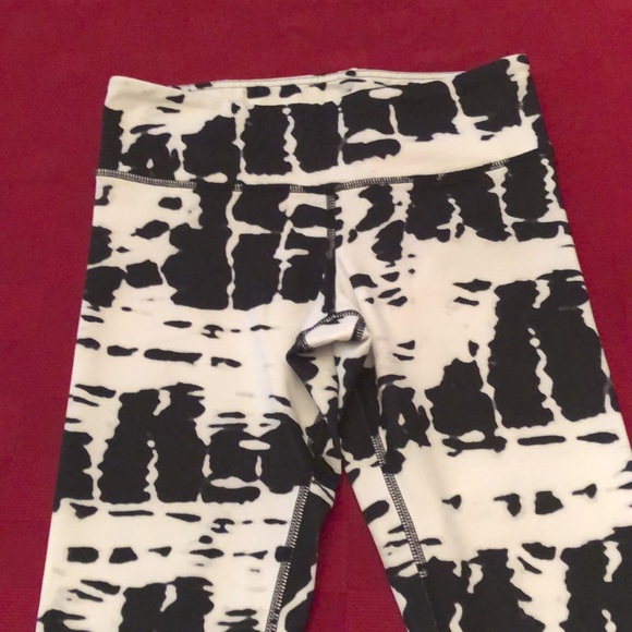 Alo Cropped Airbrush Legging in Black White Print Size Small - Picture 5 of 17